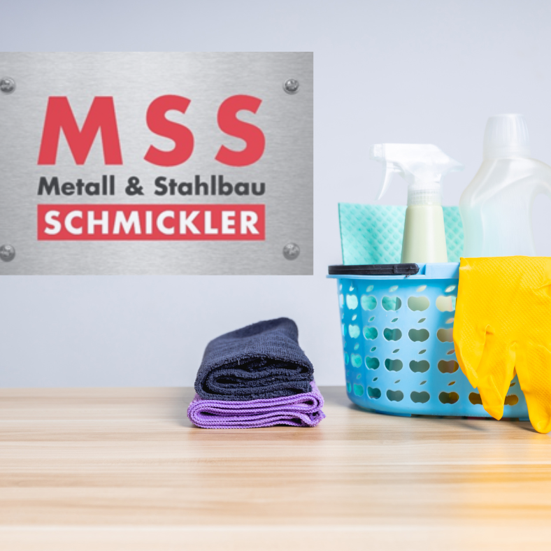 Putzmittel auf einem Tisch