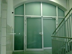 Dienstgebäude, Brandschutzanlage mit Rundbogen in F90 mit satiniertem Glas