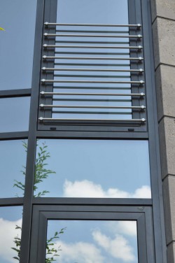 Geschäftshaus Sinzig, Aluminiumfassade hochwärmegedämmt, System Schüco, mit integrierten Fensterflügeln und vorgesetzter Absturzsicherung aus Edelstahl