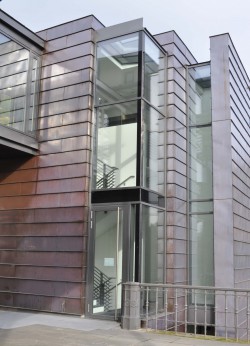 Arp-Muesum Rolandseck, Küchentrakt, Aluminium-Schüco-Fassade mit Dachscheibe im Treppenhausbereich