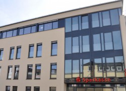 Kreissparkasse Ahrweiler, Fassaden aus Aluminium, Fortsetzung vom Fensterlichtband aus Aluminium-Fensterprofilen