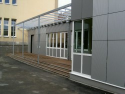 Stadt Düsseldorf, Schule, Aluminiumfenster aus dem Profilsystem Schüco mit Vorsatzfassade aus Trespa und Stahl-Glas-Überdachung