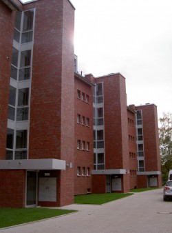 Mehrfamilienhaus Düsseldorf, Aluminiumfensteranlagen im Treppenhausbereich mit Attikaverkleidung des Vordaches