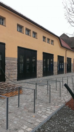 Römerkastell Stuttgart, Mehrzweckgebäude, Stahltüren aus Schüco Jansen Janisol-Profilen