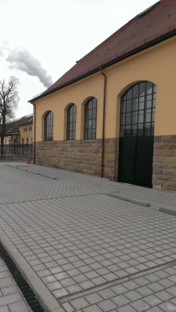 Römerkastell Stuttgart, Mehrzweckgebäude, Sprossenfensterkombination mit zweiflügliger Türe aus Schüco Jansen Janisol-Profilen