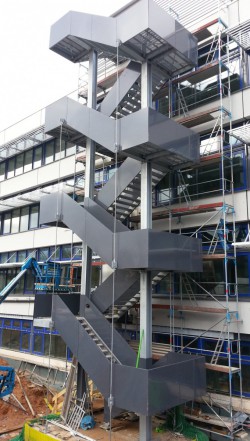 Uni Landau, Fluchttreppe aus Stahlkonstruktion mit verkleideten Geländern aus eloxierten Aluminiumblechen