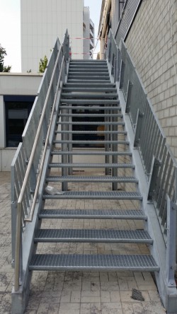 Fachhochschule Koblenz, Gitterrosttreppe als zweiter Fluchtweg