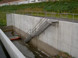 Autobahn A1, Treppe komplett aus Edelstahl für den Abwasserbereich, mit Gitterroststufen