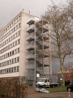 Verwaltungsgebäude Grevenbroich, Fluchttreppenturm über sieben Etagen,