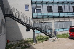 Fachhochschule Koblenz, Gitterrosttreppe als zweiter Fluchtweg